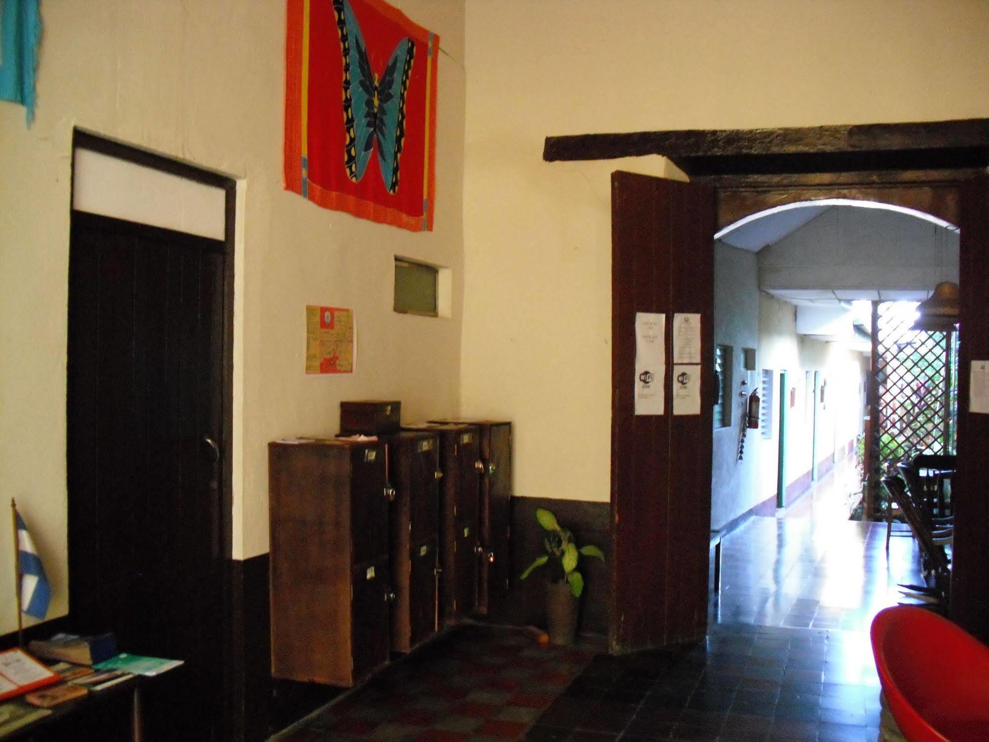 Hostal Casa Ivana Leon Bagian luar foto