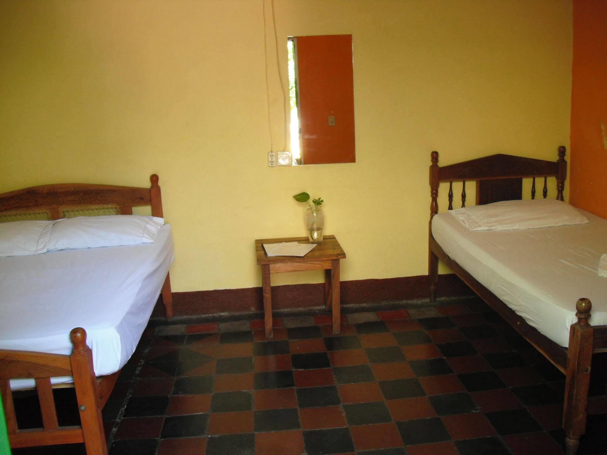 Hostal Casa Ivana Leon Bagian luar foto