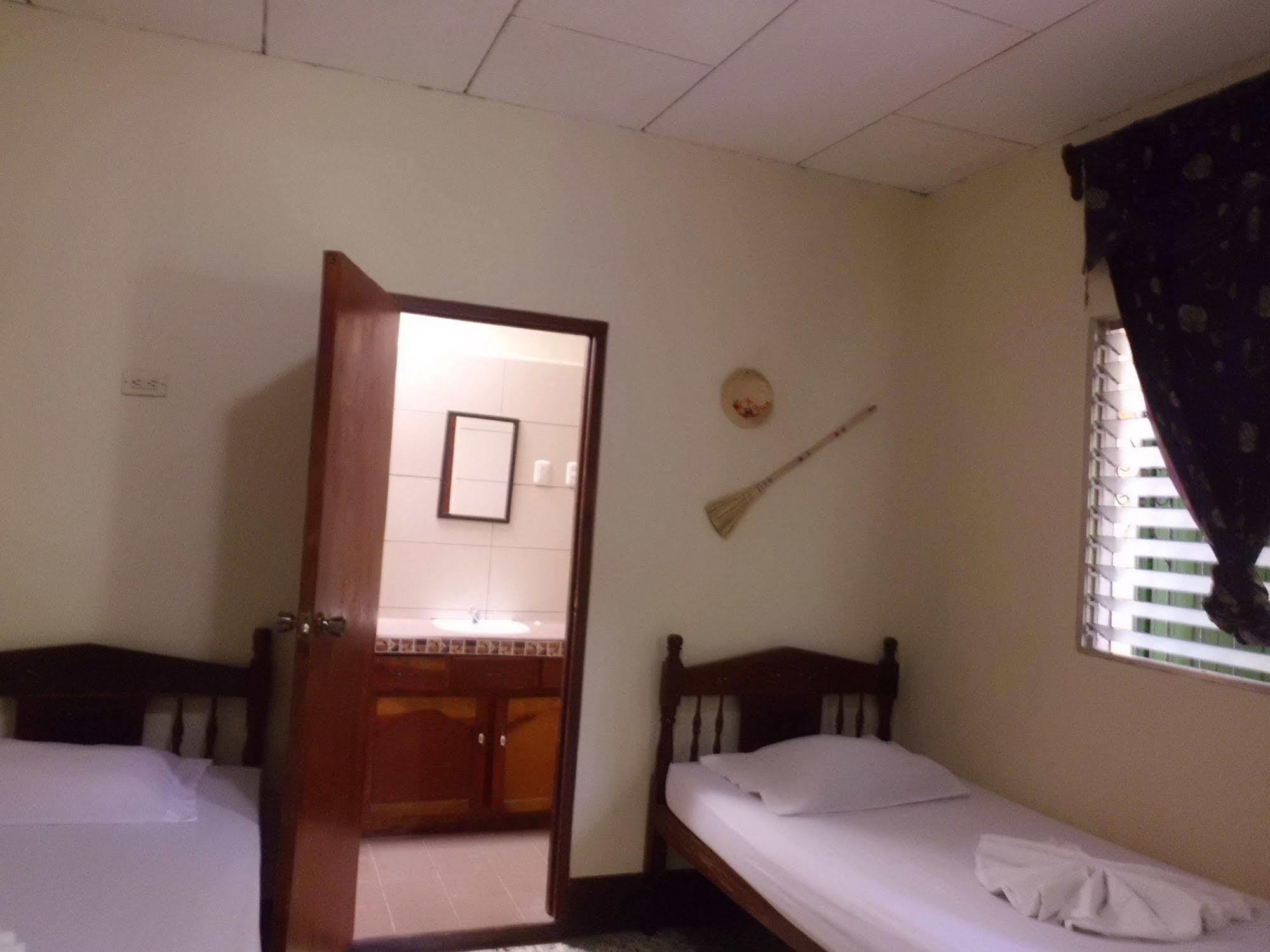 Hostal Casa Ivana Leon Bagian luar foto